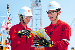 Engineers on a platform off the coast of Malaysia read about Shell’s Life-Saving Rules (photo)