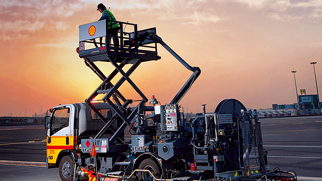 Shell Aviation refuelling truck at Dubai Airport (photo)