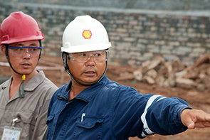 Shell staff and contractor working together at the Jinqui tight gas project in Sichuan province, China. (photo)
