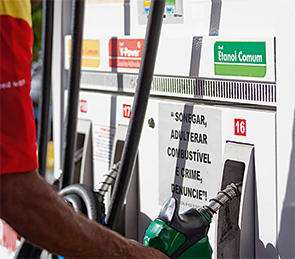 Shell service station offering biofuel in Rio de Janeiro, Brazil (photo)