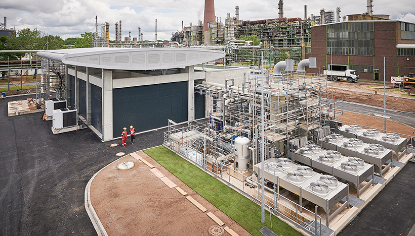 Eletrolyser producing hydrogen from renewables at the Energy and Chemicals Park Rheinland (photo)