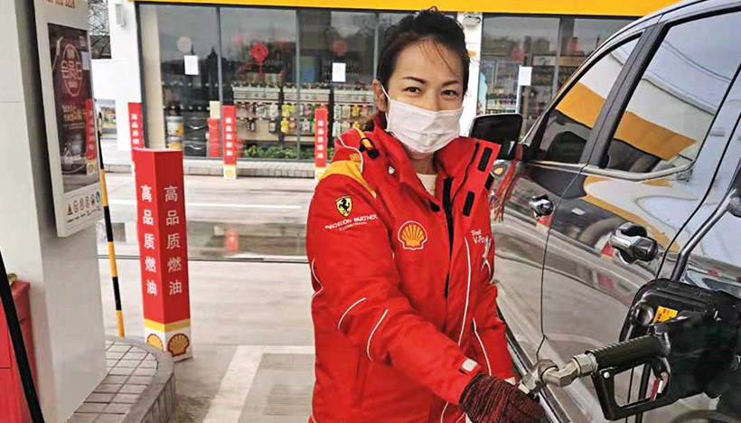 Masked Shell worker at Shell gas station  (photo)