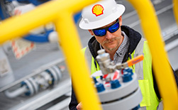 Shell employee inspecting a valve (photo)