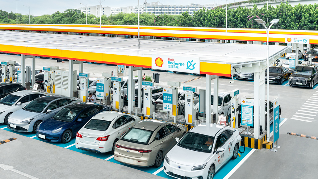 Many different cars lined up at Shell's largest electric vehicle charging station in Shenzhen (photo)