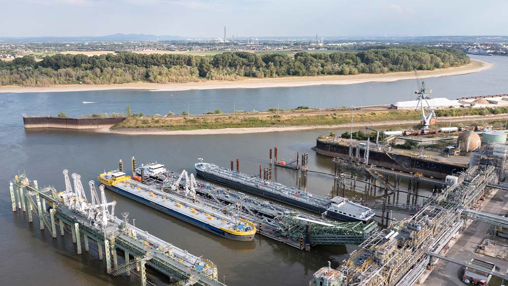 Boats sitting in the harbour at the Shell Energy and Chemicals Park Rheinland (photo)