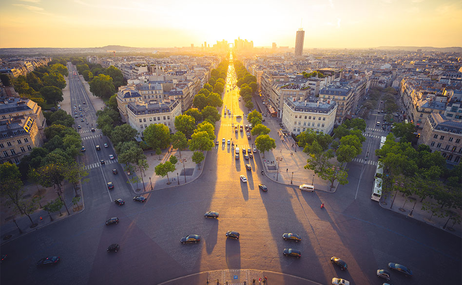 Sunset and warm glow over the streets of Paris (photo)