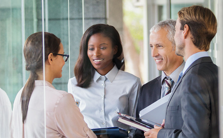 Business people talking in office building (photo)