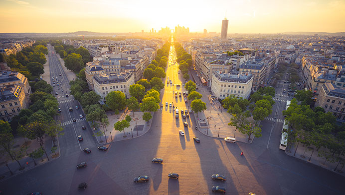 Sunset and warm glow over the streets of Paris (photo)