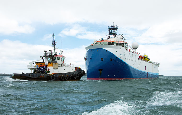 Two vessels at sea (photo)
