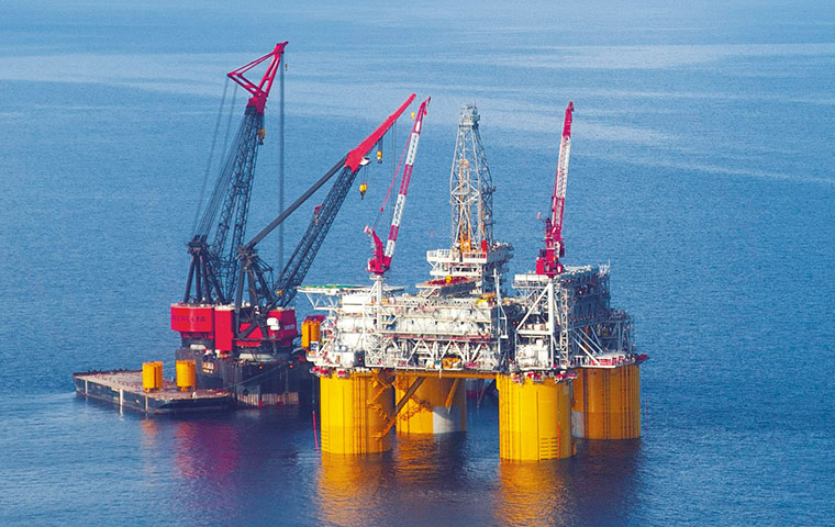Off-shore oil platform (photo)