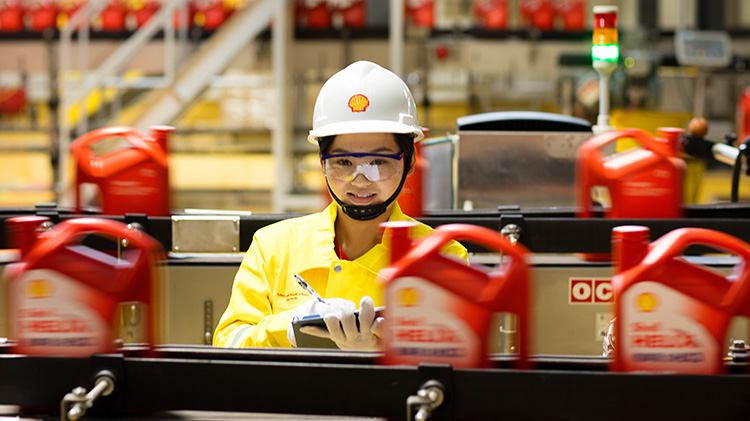 Operator checks product label print quality at the Shell Nangang Lubricant Oil Blending Plant, China. (photo)
