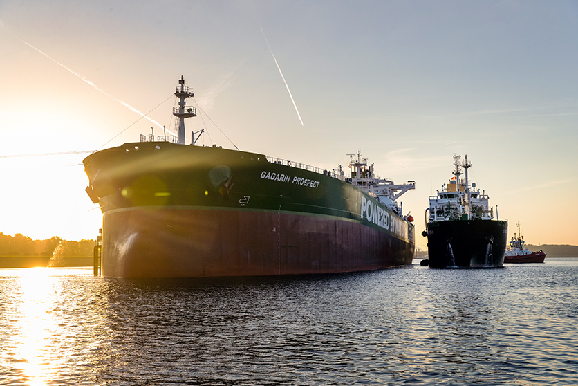Shell Cardissa fuelling Gagarin Prospect, the world's first crude oil tanker to be powered by LNG (photo)