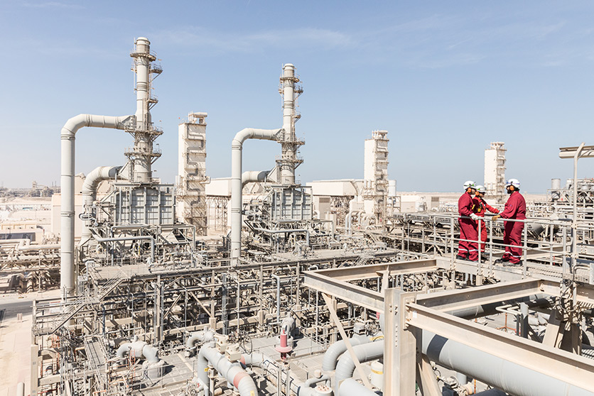 Three engineers working at the Pearl GTL plant in Qatar (photo)