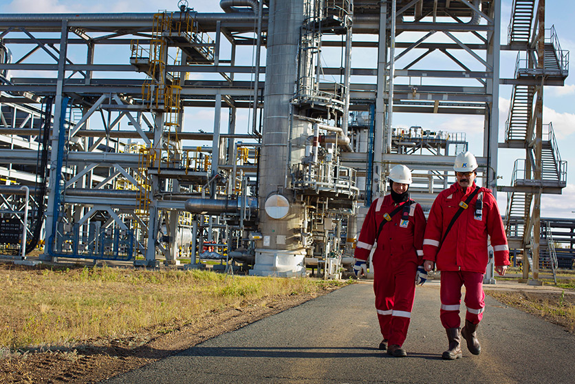 Two operators during a routine inspection of the Karachaganak field in Kazakhstan. (photo)