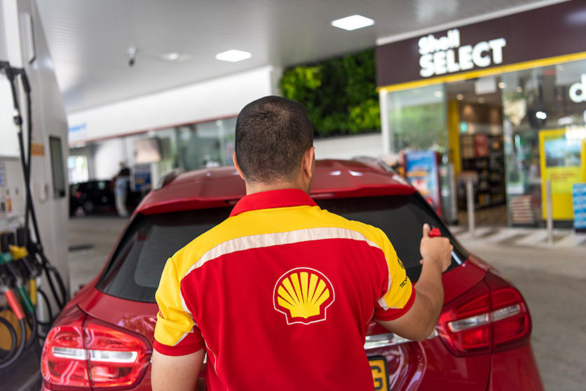 An employee working on the forecourt at a Shell retail site (photo)