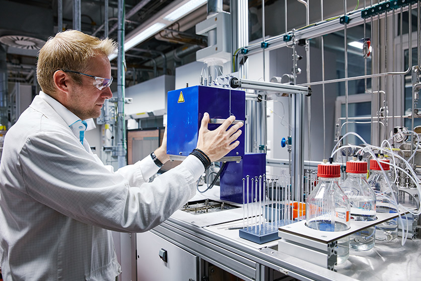 An employee developing catalysts in the Shell Technology Centre in Amsterdam (photo)
