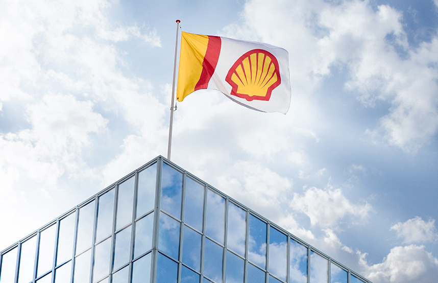 Shell flag in top of building (photo)