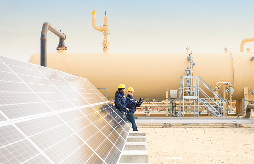 Two female Shell employees walk through the field of the future – a wellpad in the iShale® Program, Permian Basin (photo)