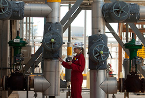 Regular checks help maintain equipment at our Deer Park refinery in Texas, USA. (photo)