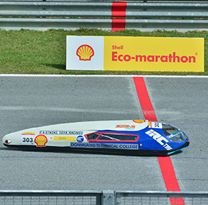 Students compete to go further using less energy at the Shell Eco-marathon in Malaysia. (photo)
