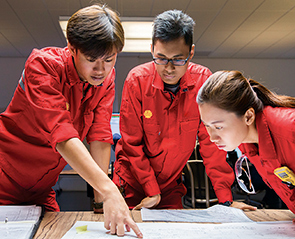Shell employees at the Pulau Bukom manufacturing site in Singapore (photo)