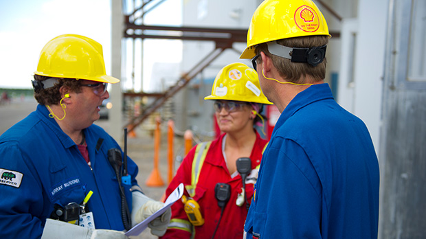 Shell safety briefing with contractor at Caroline Gas Plant (photo)