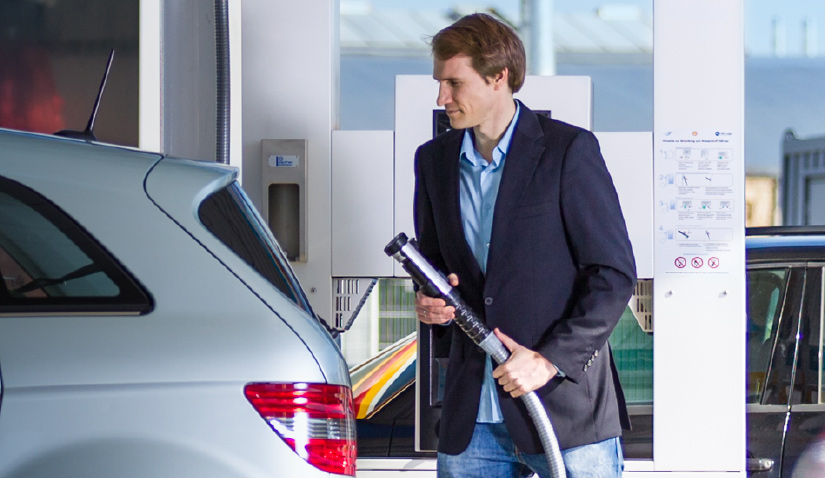Man refuelling a car with hydrogen (photo)