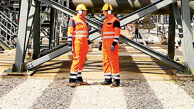 Shell employees at the Bellanaboy Bridge gas terminal in County Mayo, Ireland (photo)
