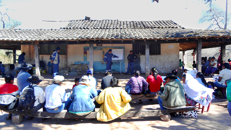 Shell teams hold an open house with community members in Huacareta as part of a social project in Bolivia (photo)