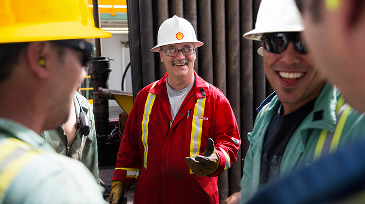 Shell employees and contractors working on a drilling site near Fox Creek, Alberta, Canada (photo)
