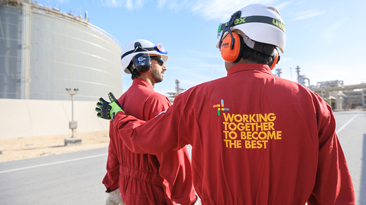 Shell staff wearing protective safety equipment at Qatar plant (photo)