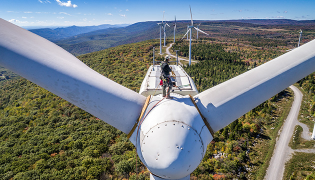 Workers at the top of a wind mill (photo)
