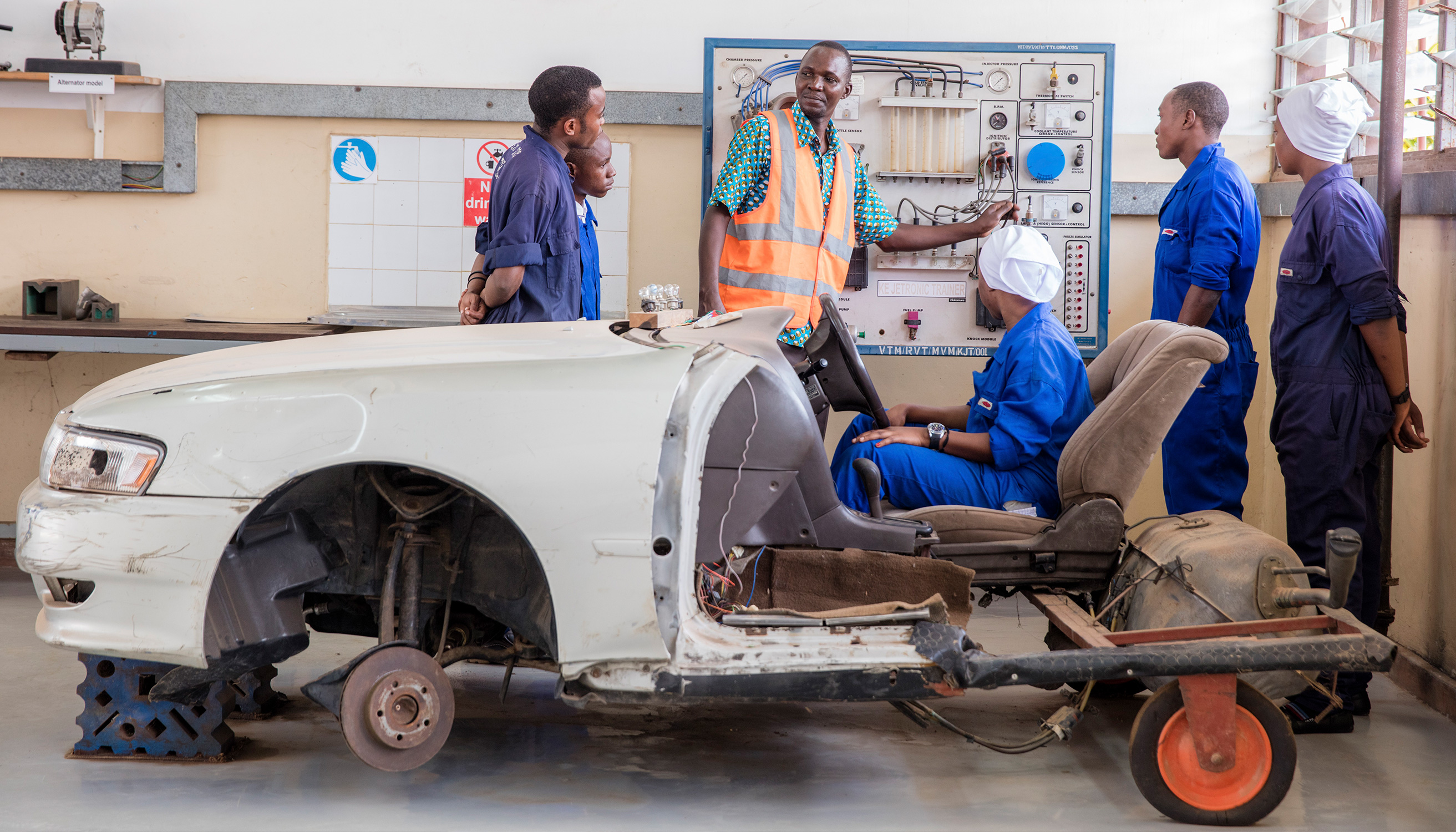 Tanzanian workers with a disassembled car (photo)