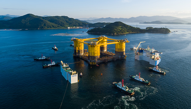 The Appomattox project hull is prepared for its journey from Geoje, South Korea to Ingleside, Texas, USA, to complete the semi-submersible host platform’s construction. (photo)