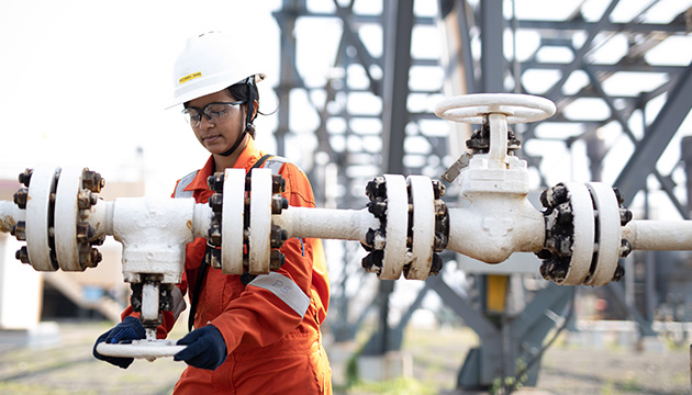 Female Shell worker operates a liquefied natural gas regasification terminal in Hazira on the west coast of India. (photo)