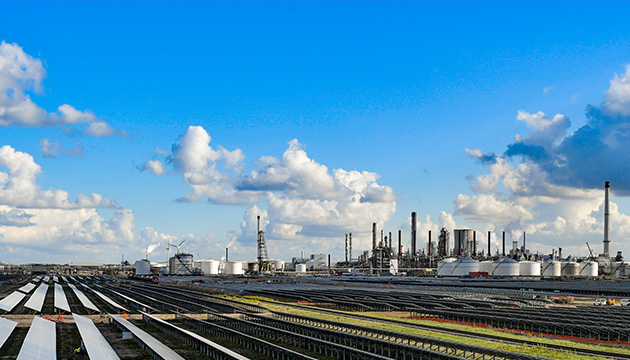 View of the Moerdijk solar power plant in the Netherlands. (photo)