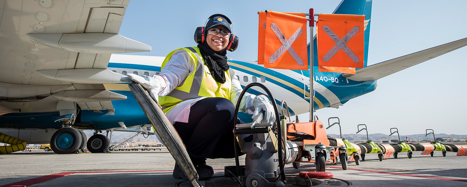 Female Shell operative refueling a plane for Shell Aviation in Oman. (photo)