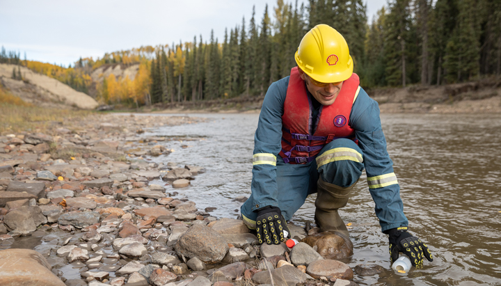 Man water sampling and practising safe and responsible water management, Canada, 2019 (photo)