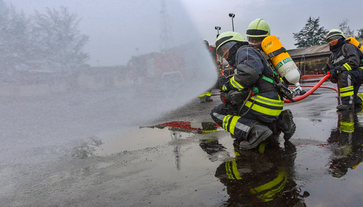 Firefighters from Shell Nigeria Emergency Services take part in emergency training in Port Harcourt (photo)