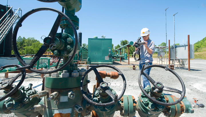A Shell employee inspects equipment for potential methane leaks at a facility in Pennsylvania, USA (photo)