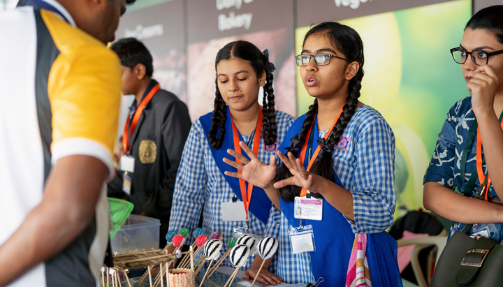 NXplorer’s participant leading a presentation for their innovative invention at Make the Future India 2019 (photo)