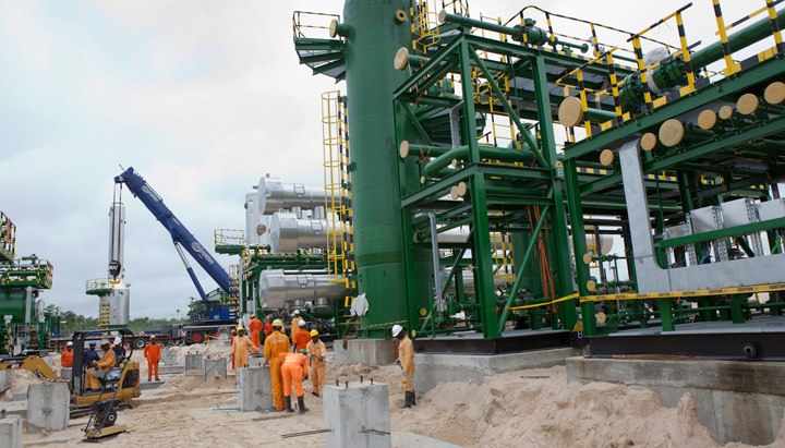 Shell workers at the Tunu Southern Swamp Associated Gas Solutions facility, Nigeria (photo)