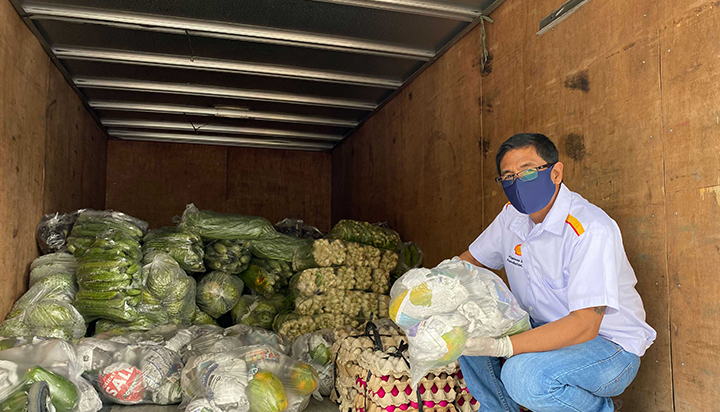 A Shell employee loading produce into a truck in the Philippines. (photo)