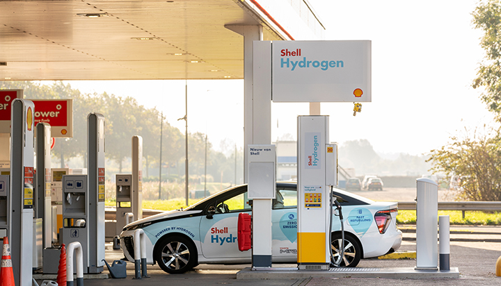 A hydrogen car at a hydrogen fuel pump in the the Netherlands. (photo)