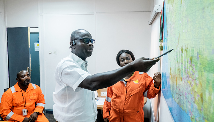 Members of the Shell Nigeria spill response and remediation team looking at a map. (photo)