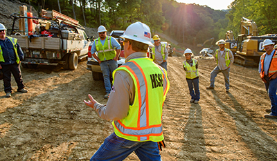 Several people discussing safety at a pipeline contruction site in the USA (photo)