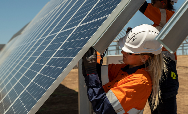 Female worker installing a solar panel (photo)