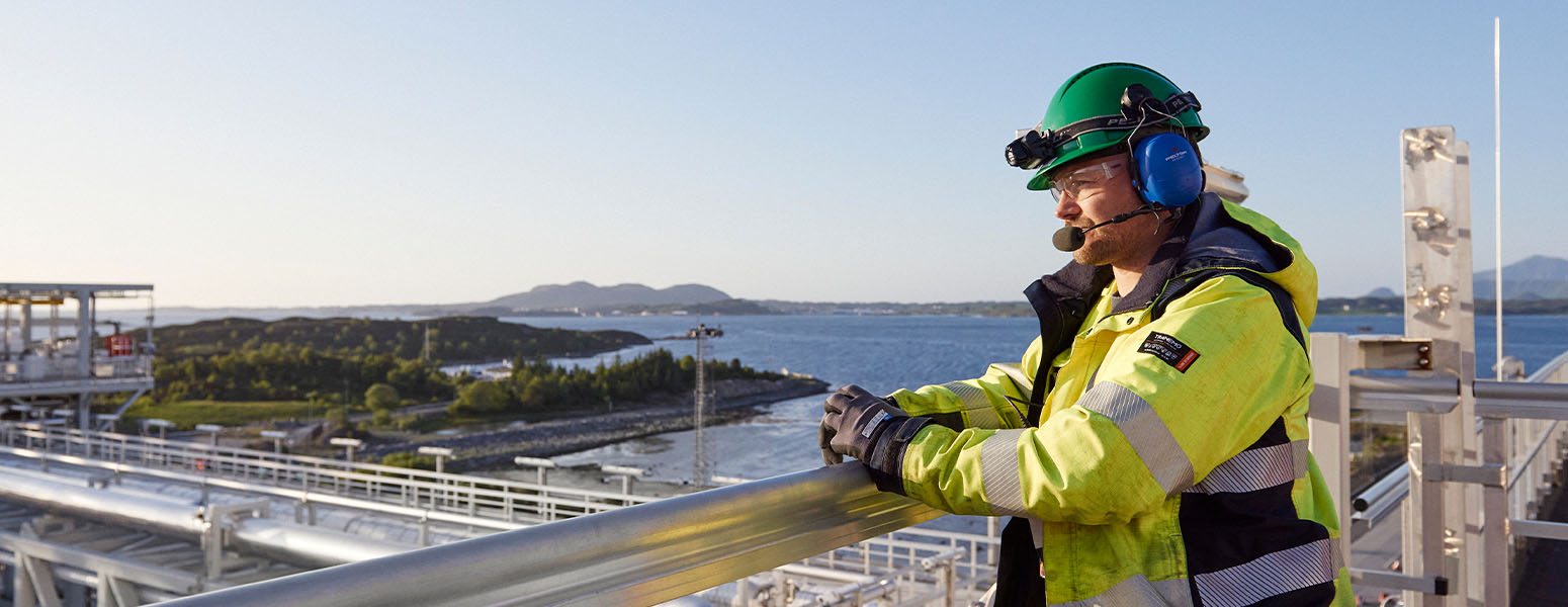 Frontline worker at the Nyhamna gas facility looking out over the water. (photo)