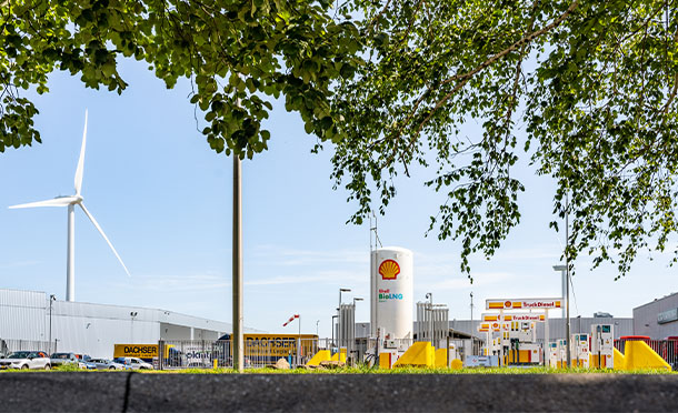 Shell site offering customers Shell BioLNG and Shell Renewable Diesel  (photo)