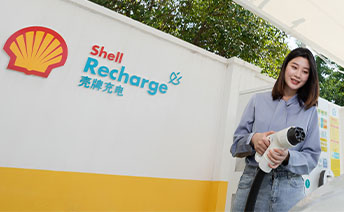 Customer using Shell recharge site to charge electric vehicle (photo)